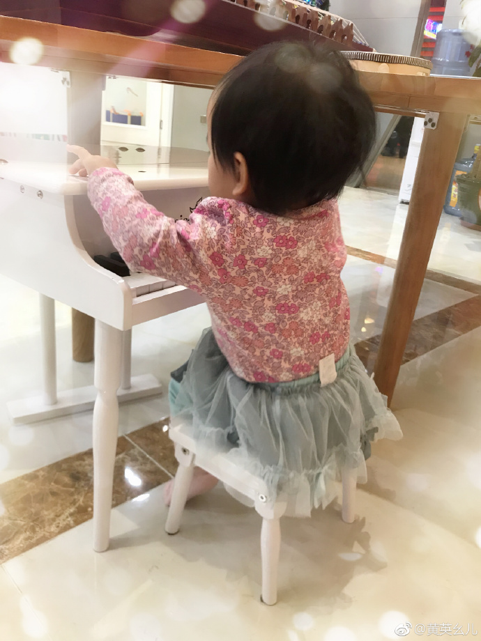 快女黄英晒1岁女儿学钢琴，江映蓉说了一句话，胆子太大了！
