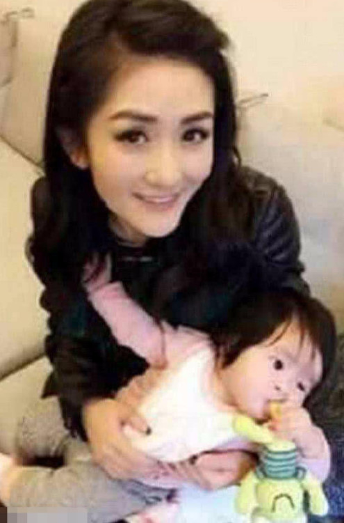 谢娜双胞胎女儿长大啦,杰哥都乐开了花,网友:胖fufu好想捏