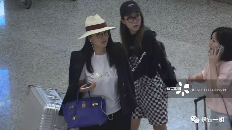 收手吧！李湘把自己裹成女版高晓松，不知道穿得越厚减肥越难？
