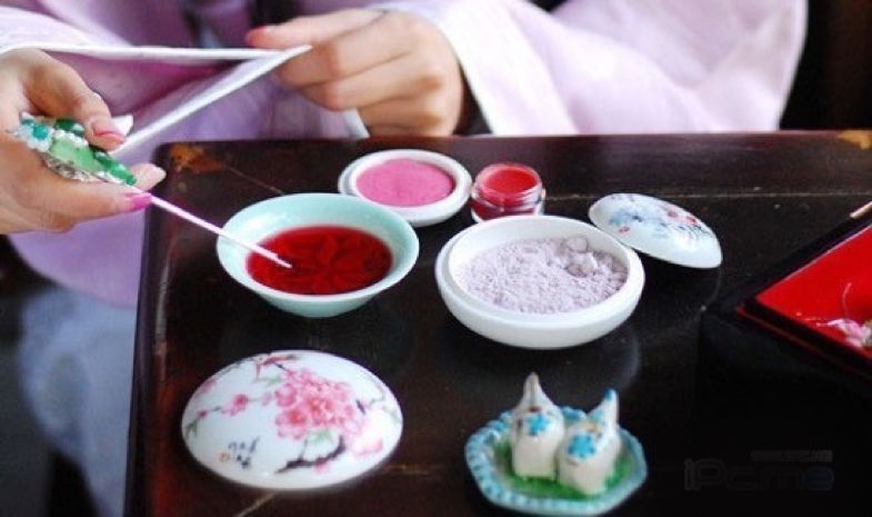 佟丽娅这种神仙都hold不住刷爆朋友圈的故宫口红？吴谨言却赢了…