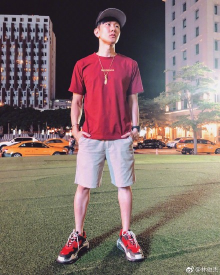 林俊杰穿紧身皮裤走红毯，网友：小细腿亮了，女星看了都眼红！