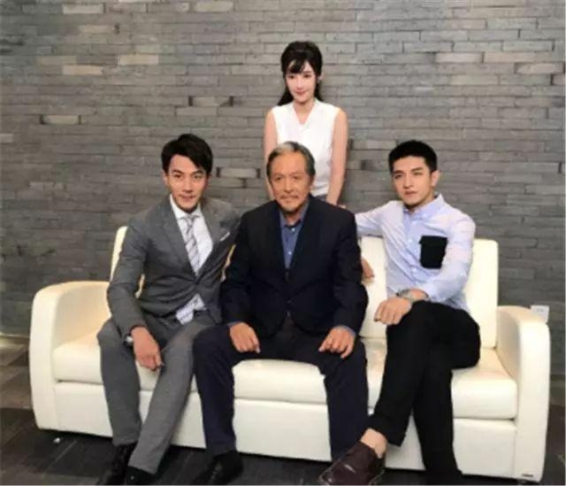 出道就演“万人迷”，25岁患上肿瘤和抑郁症，如今因整容脸走红