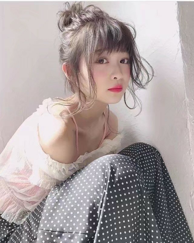 方脸是扎头发好看还是披头发好看?