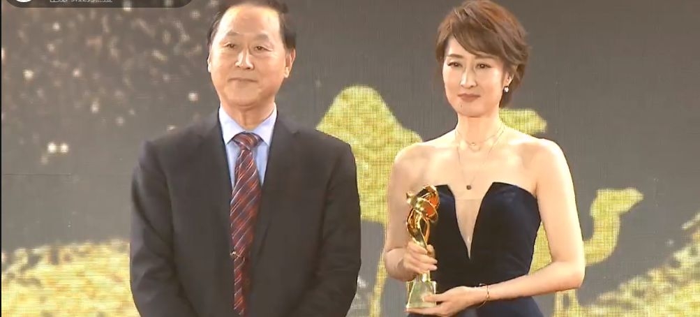 丝路凝聚力盛典现场:马苏久未亮相状态好,刘敏涛造型惊艳完胜!