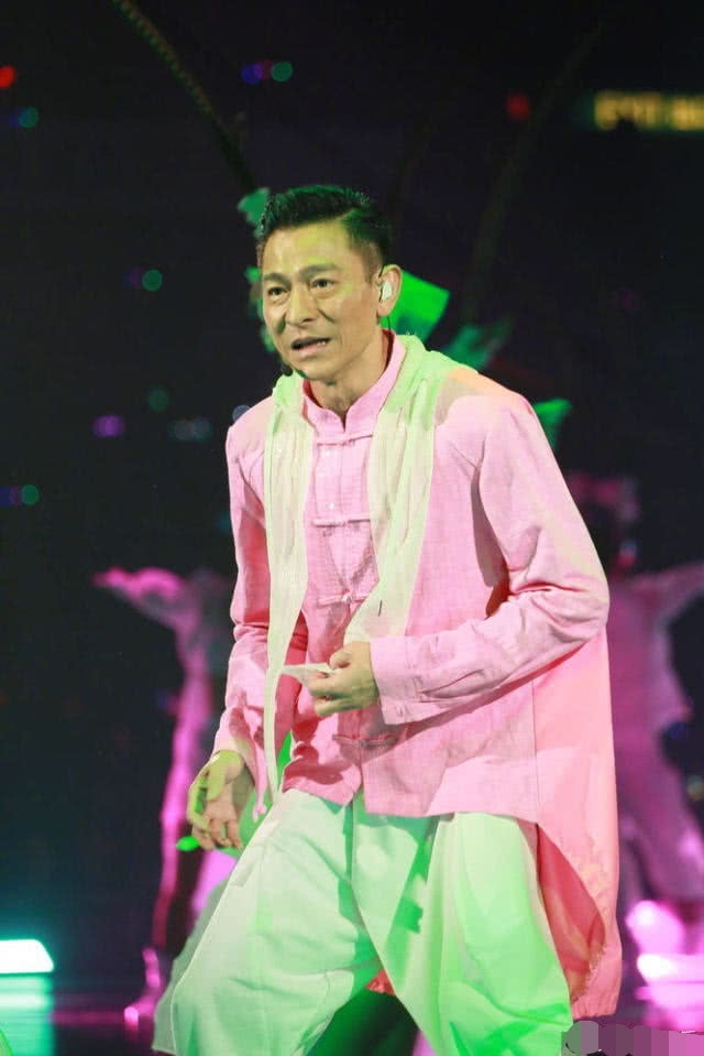 刘德华演唱会全家一起现身，女儿打扮朴实，眼睛像极了爸爸