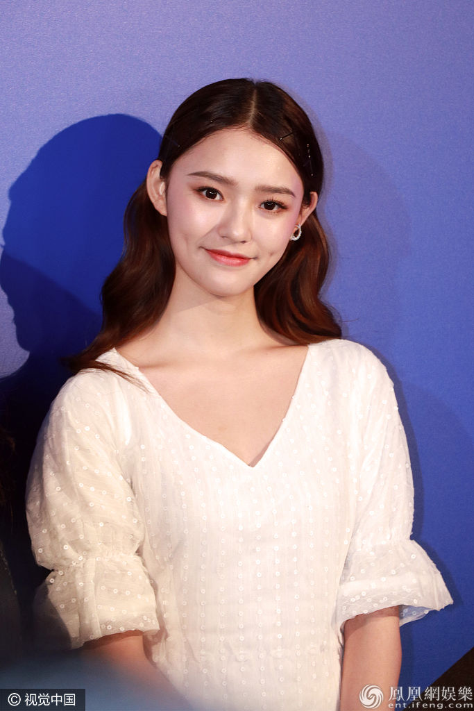 林允白裙清纯亮相脸型无变化 回眸甩发气质撩人笑容甜美