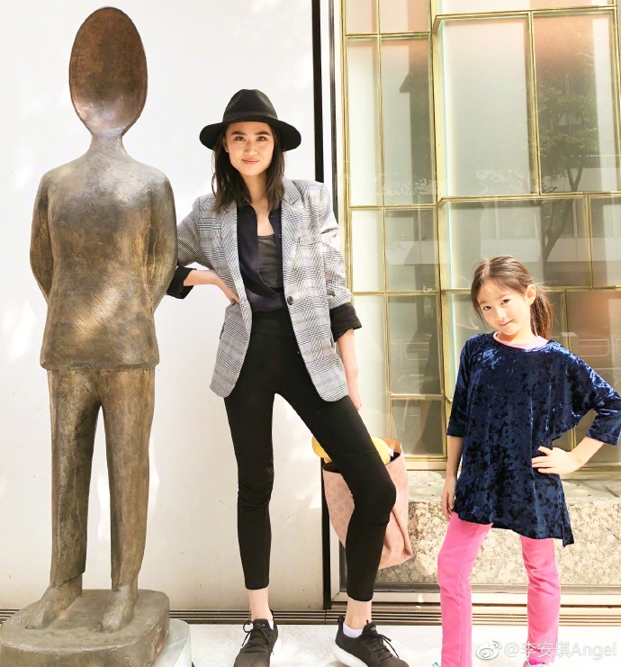 李小鹏儿子才2岁啊,站姿比奥莉还撩人,网友:深得李安琪大长腿的真传!