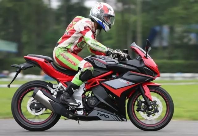 国内首款自主摩托跑车，犀利车身，实测极速146km！
