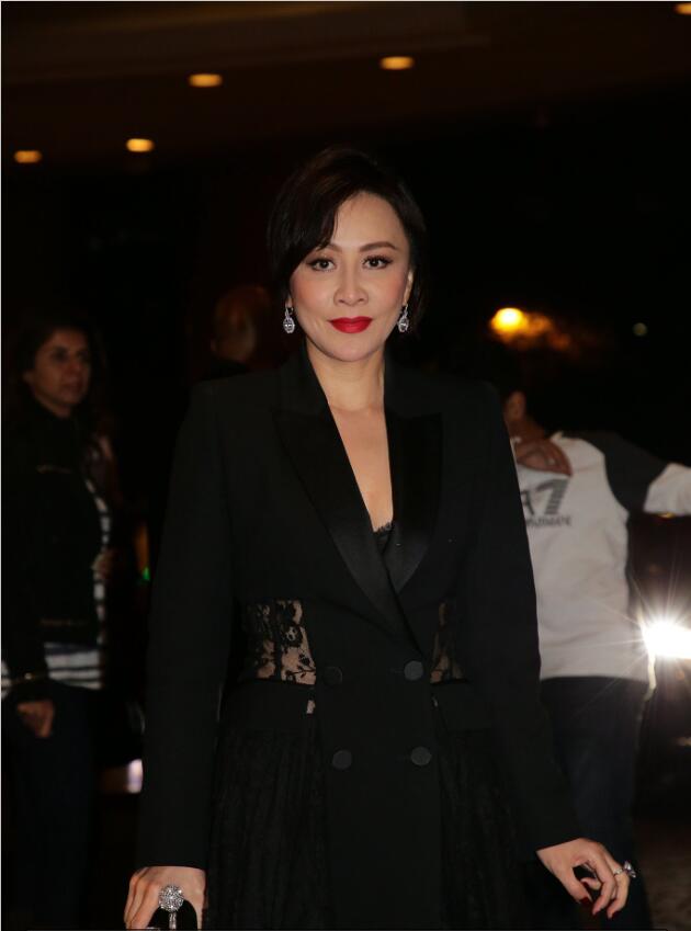 两大女神刘嘉玲、关之琳穿深V裙斗艳，惊呆众人