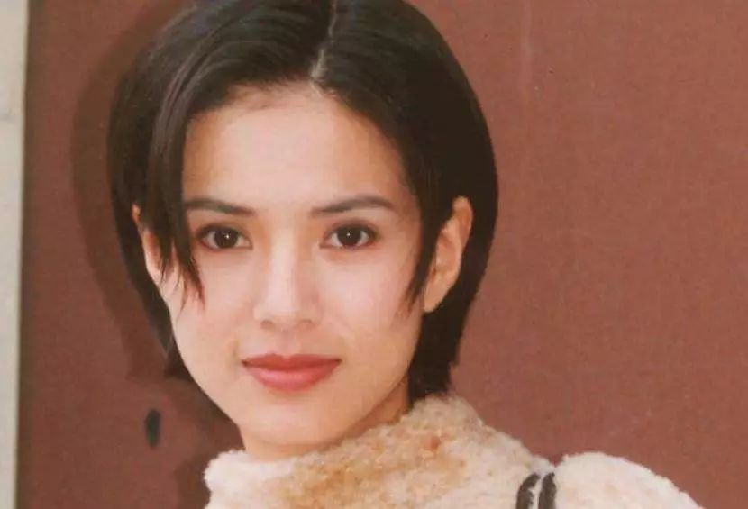 与大20岁离异富商相恋10年被抛弃，为此抑郁到自杀，能不能长点心？