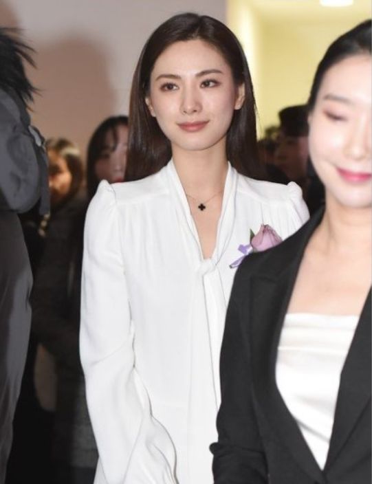 超越刘亦菲连续两年被评为亚洲最美的她，突然肿成这样了？