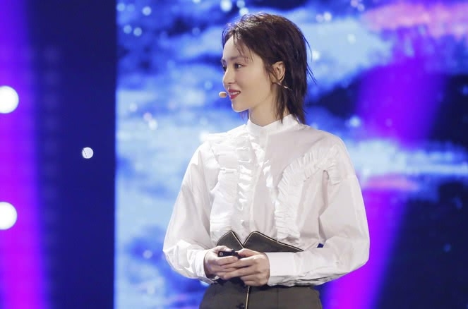 董璇首次回应老公高云翔事件:眼泛泪光的她,却始终没有流下来