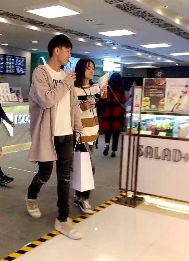 郑爽张恒又被偶遇! 郑爽停工和男友黏一起, 难道张恒也放长假了?