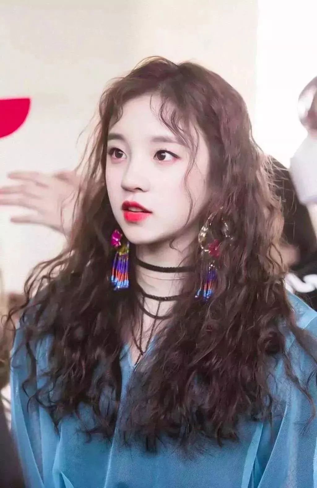 直发显脸大,头发贴头皮!要怎么才能显示脸小?