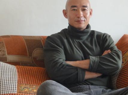 流浪艺人狂健身,《亮剑》独臂勇士携老婆超市装狠顺利取物