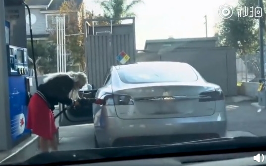 美国女子给特斯拉Model S加油：三分钟没找到油箱口