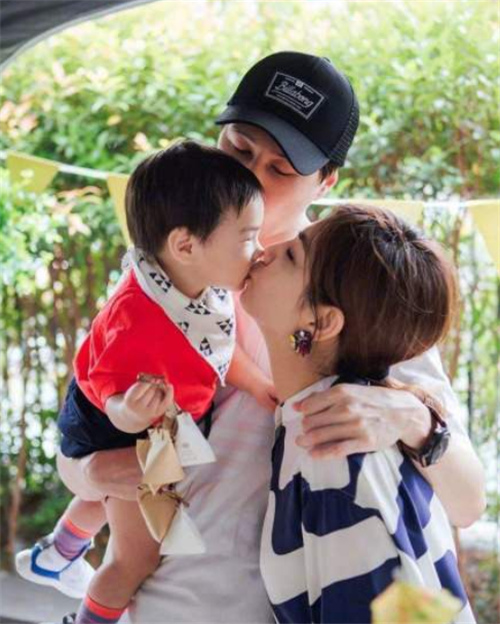 Ella被问是不是怀了二胎，她回答6个字让人脸红