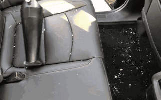型吸头简直可以说是指哪打哪,不到1分钟就把整个绒面地毯清洁干净了