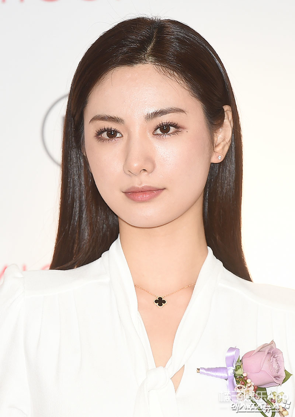 曾经的“全球最美”整成阿娇了?