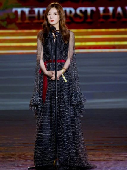 赵薇最新活动竟然瘦出蚂蚁腰，生图更惊艳！