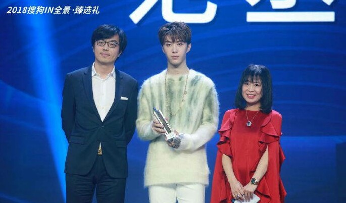 蔡徐坤和于正合影，网友直呼：次元壁破了