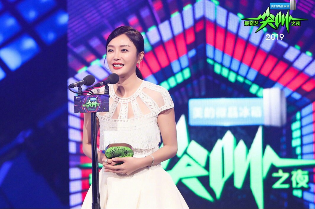 蔡徐坤和于正合影，网友直呼：次元壁破了