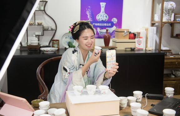 美女主播淘宝卖陶瓷，有力的推动了陶瓷文化的传播