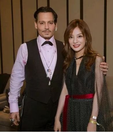 赵薇最新活动竟然瘦出蚂蚁腰，生图更惊艳！