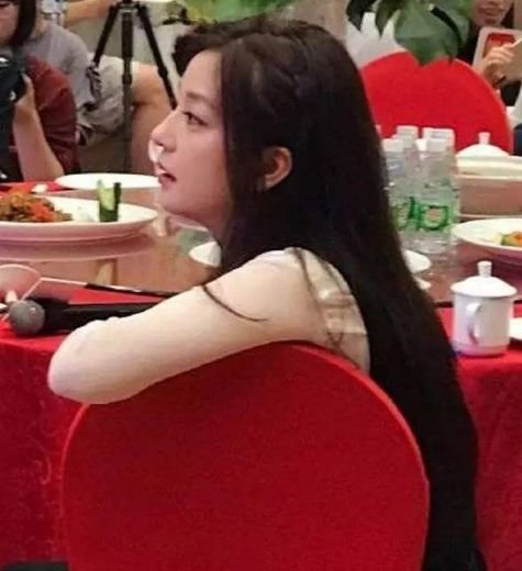 赵薇最新活动竟然瘦出蚂蚁腰，生图更惊艳！