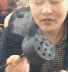 搞笑gif:没带筷子,只能这样将就着用!