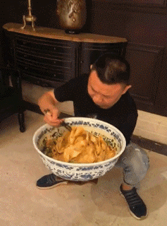 搞笑gif:哥们别跳了,你妈妈已经在背后看很久了