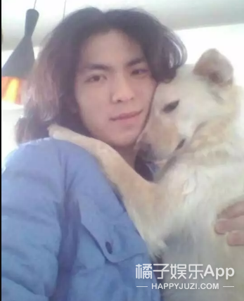被他和流浪猫狗的故事感动了...