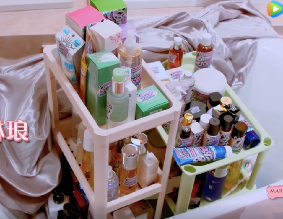 比张雨绮还壕无人性的女星也就她了，把2克拉的钻石磨成粉涂脸！