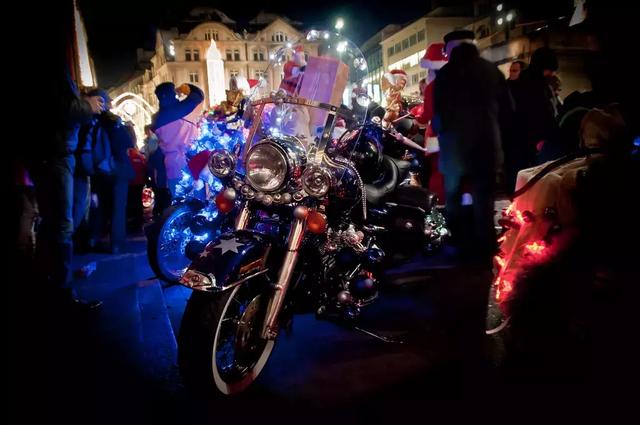 圣诞节,那些不骑驯鹿骑哈雷的圣诞老人们