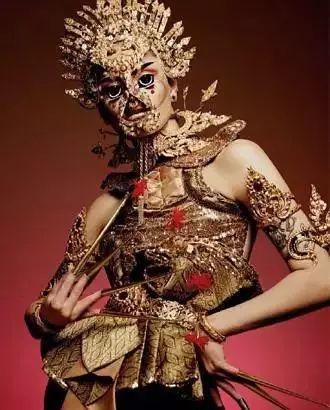 变装皇后：白天在公司上班，晚上在夜场狂欢