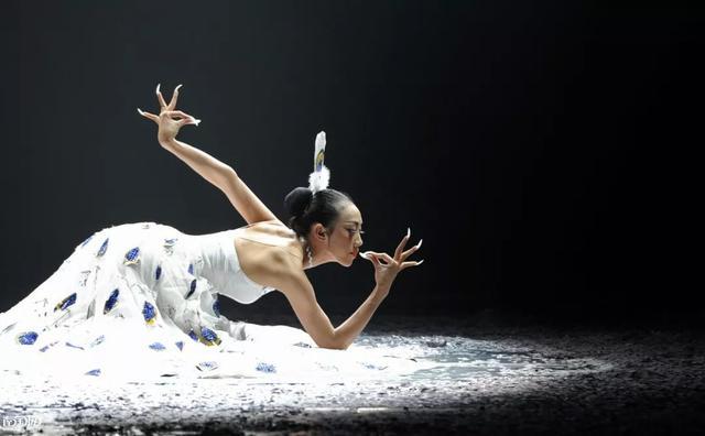 女星为了减肥有多拼?60岁的杨丽萍,只吃个苹果都算暴饮暴食!