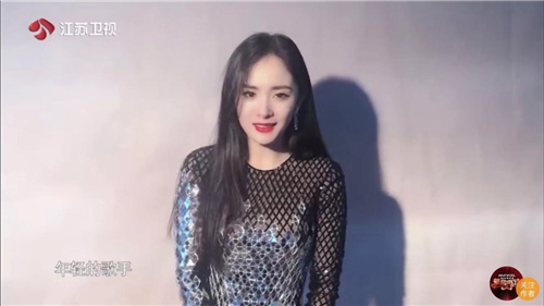 杨幂离婚后首度现身,一身黑衣用手机挡脸