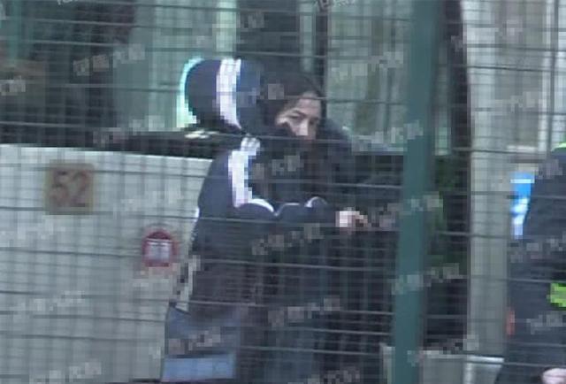 杨幂离婚后首次现身!素颜出行面容憔悴,被曝跟刘恺威分开团队!