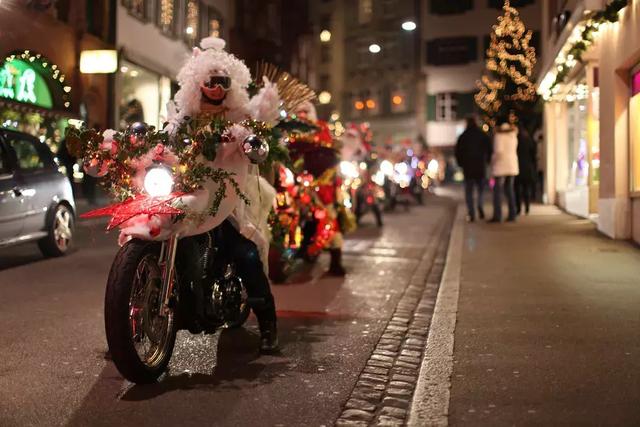 圣诞节,那些不骑驯鹿骑哈雷的圣诞老人们