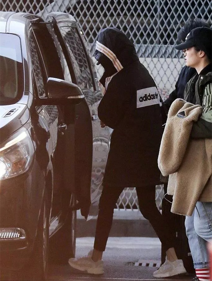 杨幂离婚后首次现身!素颜出行面容憔悴,被曝跟刘恺威分开团队!