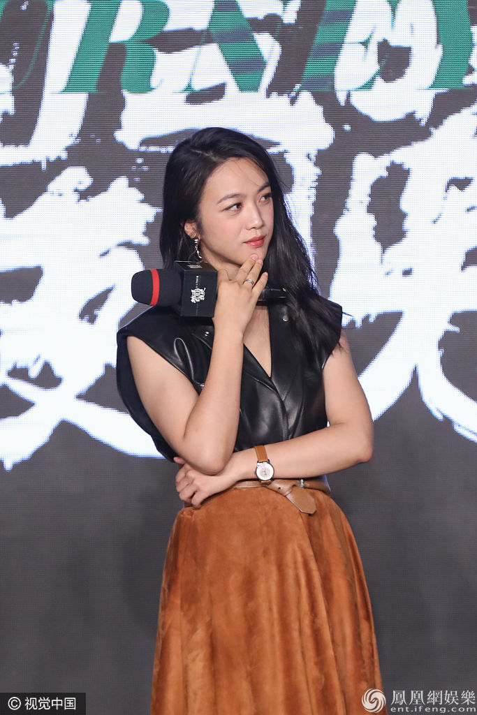 真女神！汤唯穿深V露迷人微笑气质非凡 秀发披肩露迷人微笑