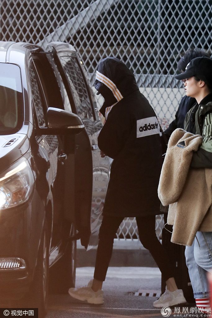 杨幂官宣离婚后首次现身机场 包裹严实不见真容只露美腿