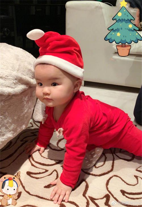 熊黛林圣诞晒双胞胎女儿,姐妹俩颜值差距太大