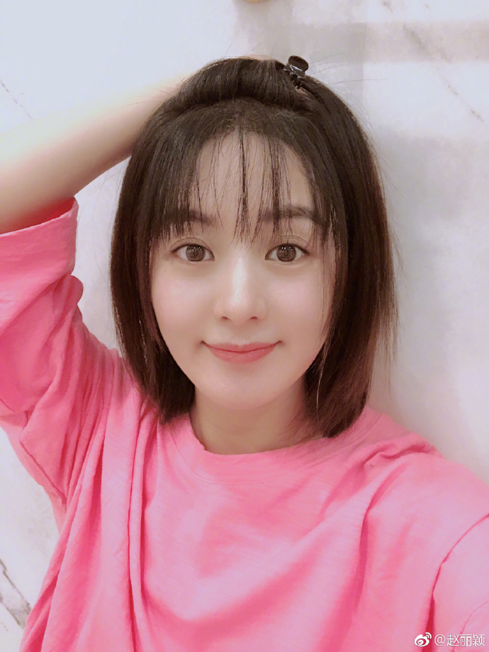 赵丽颖深夜晒自拍撞脸谢娜,网友:孕相明显