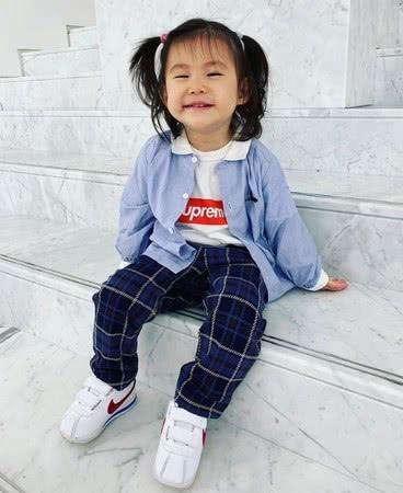 陈冠希圣诞节炫富：女儿一个玩具箱价值数百万，父女一起嘟嘴卖萌