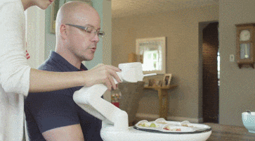 美国惊现自动喂饭机器人 饭来张口的日子来啦