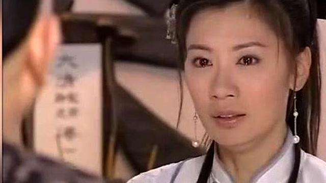 这部剧堪称《铁齿铜牙纪晓岚》外传:铁三角身份互换,和珅会武功