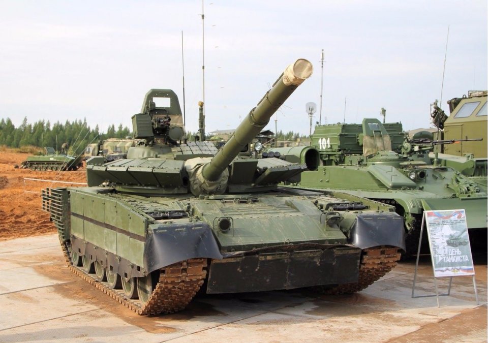 俄军服役T-80BVM坦克，发射贫铀穿甲弹，秒杀美国M1A2坦克