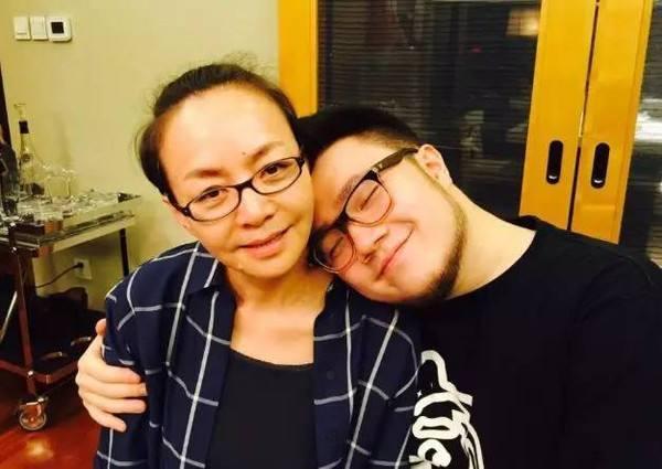 宋丹丹花五千元给孙子买了个“纸箱”床?贫穷限制了我的想象!