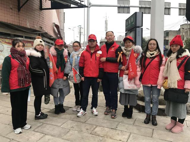 安顺经开区“橙丝带”创文志愿者，点亮城市文明留影不留痕